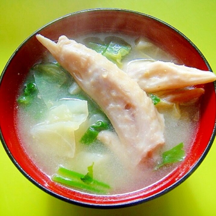 鶏手羽先端入り☆キャベツとほうれん草の味噌汁
